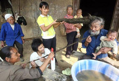 Chinese man washes hair for first time in 26 years.jpg‏