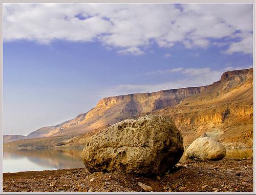 dead_sea_shore_and_mountains.jpg‏